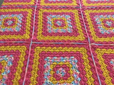 Manta de ganchillo hecha a mano para bebés niñas arco iris, rosa, amarillo. 58x58.  Foto 1 de 4