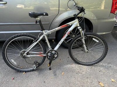 Used GIANT Mountain Bike, derailleur hanger broken - Image 1 of 4