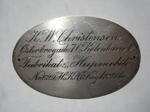 VECCHIA INSEGNA IN METALLO PER AUTO DELLA DITTA K.W. CHRISTENSEN - Foto 1 di 2