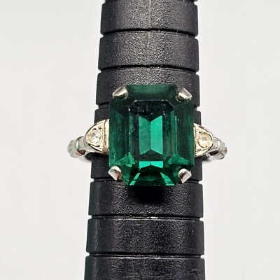 Anillo de piedra sintética verde tono plata acrílico centro disfraz talla 5,25 Foto 1 de 4