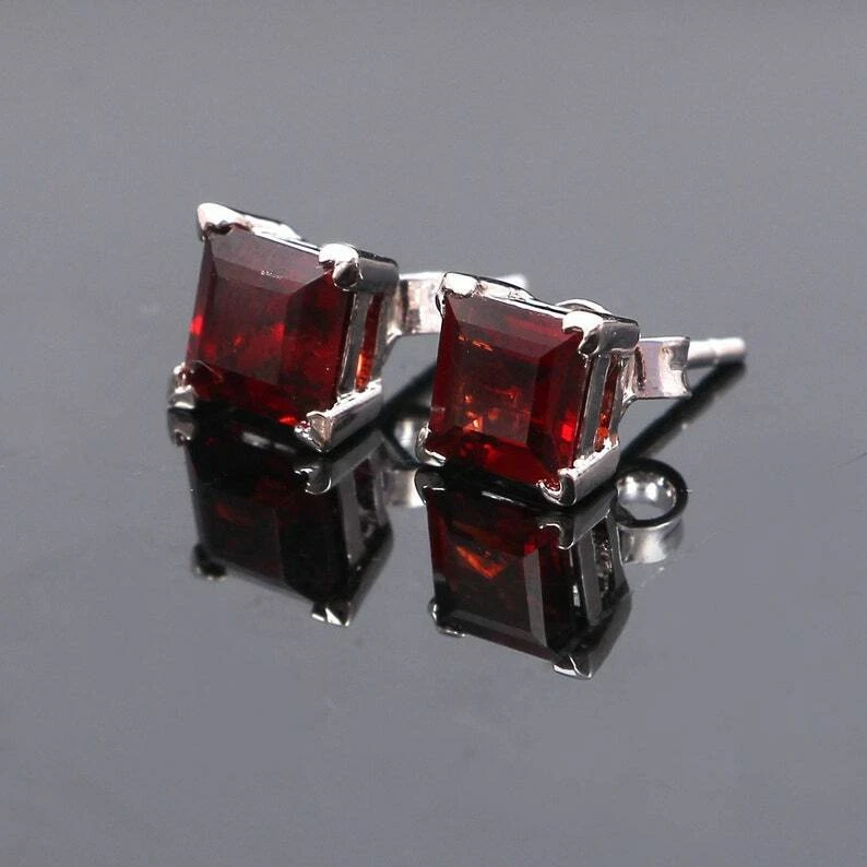 Pendientes solitario de 7 mm granate simulado para hombre enchapado en oro blanco de 14 k plateado Foto 1 de 4