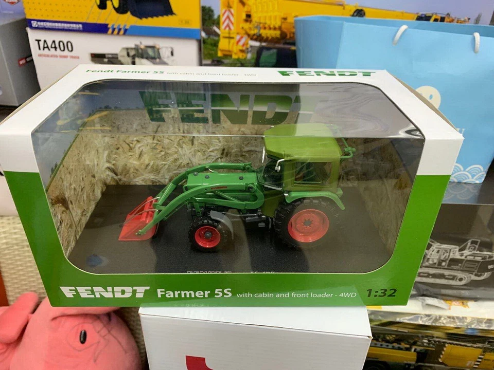 UH 1/32 Fendt Farmer 5S With Cabin and Front Loader 4WD Tractor MODEL UH5310 - Image 1 of 4