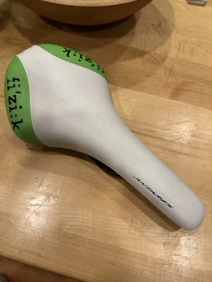 Sillín de carretera Fizik Antares R1 blanco y verde carbono Foto 1 de 4