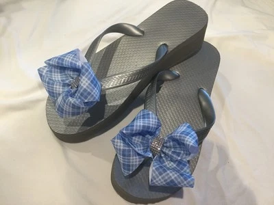 Chanclas planas con lazo plateado Foto 1 de 2