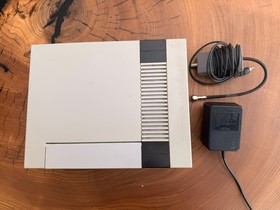 REGULAR NINTENDO CONSOLE NES NES-001 1985 -  BROKEN PARTS OR REPAIR