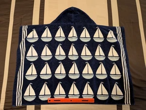 Pottery Barn Kinder Strandtuch mit Kapuze blau/weiß Segelboot Druck 23x34 cm - Bild 1 von 3