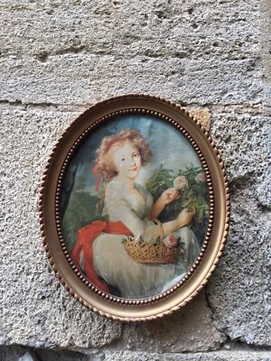 CADRE MEDAILLON OVALE PLASTIQUE DORE FIGURINE PORTRAIT SOIE en L’Etat - Photo 1/3