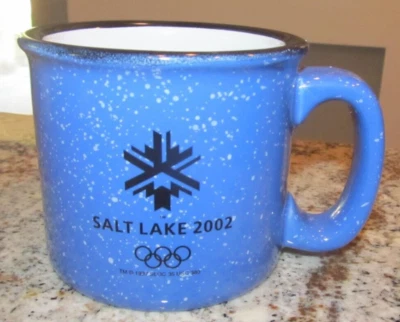 Taza de café de los Juegos Olímpicos de Invierno 2002 Salt Lake City Utah azul con blanco moteado Foto 1 de 2