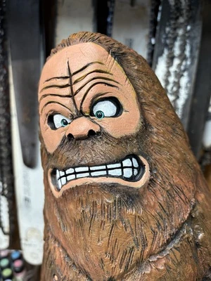 Motosierra Pissed Off BIG FOOT tallada madera de nogal negro estatua SASQUATCH 25" de alto Foto 1 de 4
