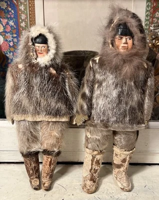 Pr. Muñecas antiguas de madera tallada inuit Labrador Canadá años 20 vestidas de piel con nota Foto 1 de 4