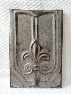 Panel de techo galvanizado flor de lis estaño de 9" x 14" rescatado de colección firmado antiguo Foto 1 de 4