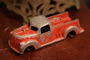 FUOCO GIOCATTOLO ROSSO VINTAGE ? CAMION METALLO PRESSOFUSO USURATO VERNICE ORIGINALE RUOTE MANCANTI - Foto 1 di 10
