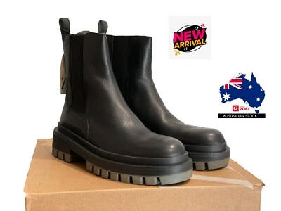 Zara - BOTAS TOBILLERAS CON SUELA GRIS Foto 1 de 4