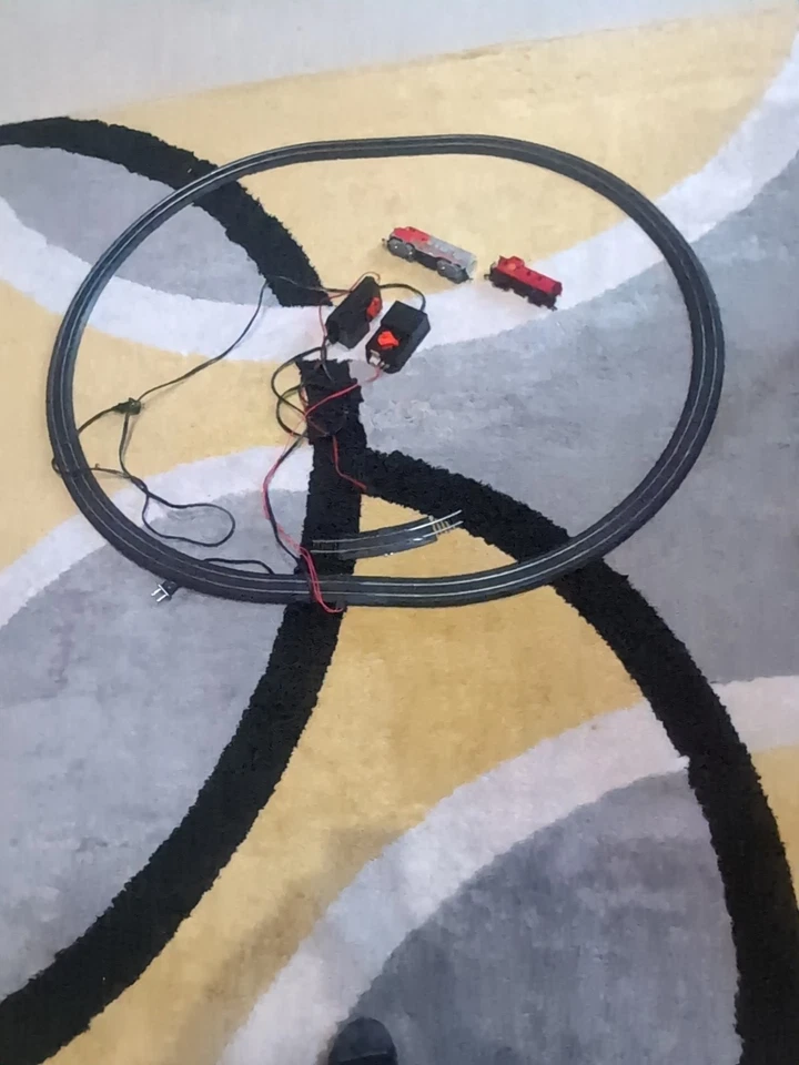 Bachmann HO Santa Fe 307 Toy Train Vintage With 15 Tracks & Car Working. - Image 1 of 3