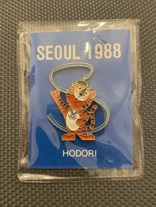 Olympische Sommerspiele Seoul 1988 offizielles Produkt - Maskottchen Emaille Anstecknadel Hutnadel neu aus altem Lagerbestand - Bild 1 von 2