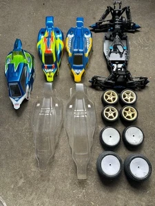 Associated B5M with multiple bodies and carbon chassis - Picture 1 of 9