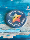 Personalisiertes Stern der Woche Abzeichen - 58 mm - Ändern Sie jeden Text - 6 Farben