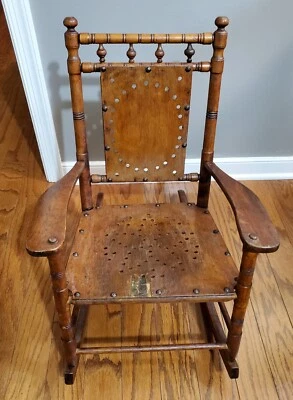 Mecedora infantil de madera antigua/de colección - 24x17 pulgadas (asiento de 13 pulgadas) - MCM decoración infantil Foto 1 de 4