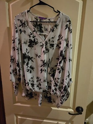 West Kei Wrap-style, Black and White Floral design 2x with tie sleeves - Image 1 of 4