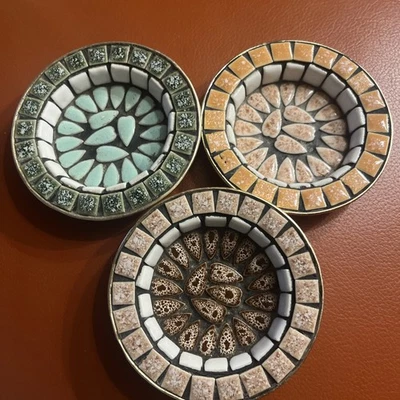MCM Mosaico Hecho en Japón RARO Juego de 3 Posavasos de Azulejos-Ceniceros Colorido Dorado Trasero Foto 1 de 4