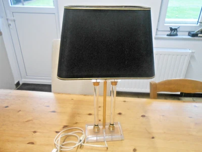 LAMPE DE SALON EN  PARTIE PLEXI ET  LAITON AVEC SON ABAT-JOUR D'ORIGINE - Photo 1/4