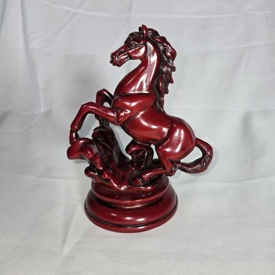 Estatuilla de caballo tallada a mano resina pesada zodiaco chino hecha en Francia Foto 1 de 4