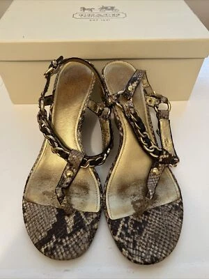 Sandalia Coach “Honora” Pitón Tanga/Cuña Cadena Dorada Herrajes Talla 8 M Usada Foto 1 de 4