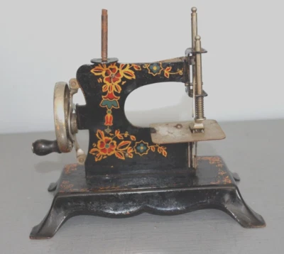 Ancien Jouet Enfant Machine à Coudre de Poupée Miniature en Tôle Décorée - Photo 1/4