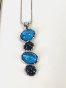 Lia Sophia silberfarben mit Schmucksteinen besetzter Moonglow funkelnder Cabochon Anhänger blau grün gebraucht, in einwandfreiem Zustand - Bild 1 von 4