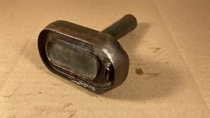 Fondina antica in ferro con etichetta in pelle motivo punzone strumento di taglio pelletteria Mfg. - Foto 1 di 21