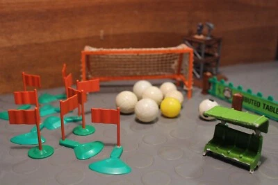 Subbuteo Vintage Accessoires Variés Porte Cameraman Ballons Drapeaux Bancs - Photo 1/4