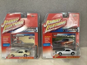 JOHNNY LIGHTNING MUSCLE CARS EE. UU. Lote de 2 65 Ford Mustang y 67 Chevy Camaro 1:64 - Imagen 1 de 8