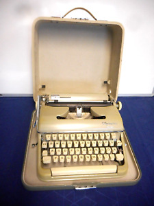 Schöne alte mechanische OLYMPIA Schreibmaschine Monica - mit Transportkoffer