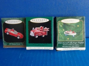 3 MINI ADORNOS VINTAGE CON SELLO - JOLLY ROGER, CAMIÓN DE BOMBEROS Y CORBETA SIN USAR, EN CAJA - Imagen 1 de 3