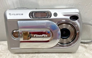 Fujifilm FinePix A340 4.0MP Compact 3X Optical Zoom Digital Camera and Case - Picture 1 of 13
