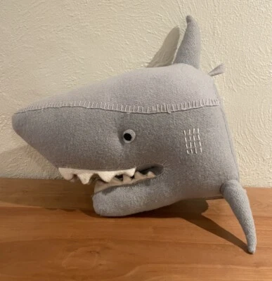 Pillowfort 14" Cabeza de Tiburón Montaje en Pared Decoración Felpa Taxidermia Objetivo Exclusivo Gris Foto 1 de 4