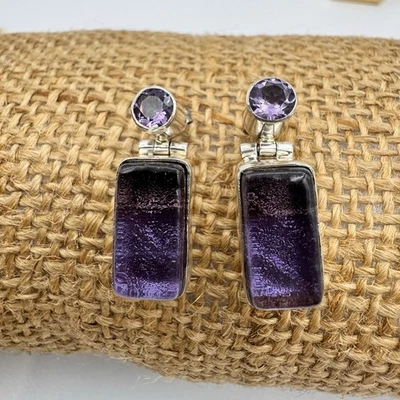 Серьги кубические шарнирные из дихроичного стекла фиолетового цвета из стерлингового серебра ремесленника - Изображение 1 из 4