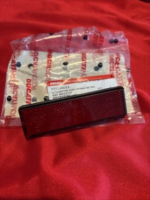 Reflector Ducati MH900e Monster Rojo Nuevo OEM 52910061A Foto 1 de 4