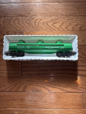 Bachmann HO Scale BASF Wyandotte 3-dome 62' Tank Car UTLX 79179 Model Train - Image 1 of 4