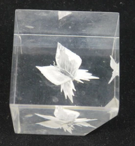 VINTAGE ACRYLIC LUCITE PAPERWEIGHT WITH LASER ETCHED BUTTERFLIES, ARTIST SIGNED - Picture 1 of 4