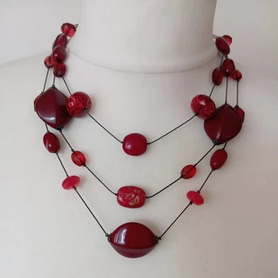Colar de contas M&S Gunmetal Tone 3 fileiras borgonha e acrílico vermelho - 44cm de comprimento - Boho - Imagem 1 de 4