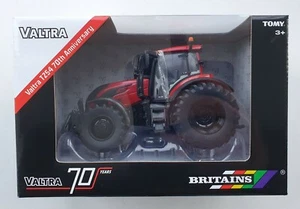 TRATTORE BRITAINS VALTRA T254 VERSU SCALA 1/32 - SPECIALE 70° ANNIVERSARIO - Foto 1 di 3