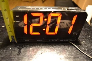 digital alarm clock big text chorded or battery operated working condition - Picture 1 of 2