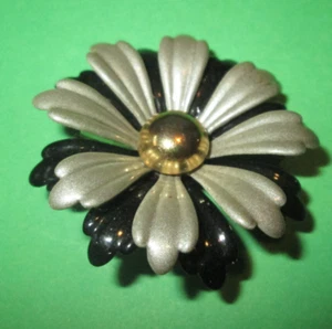 Broche Flor Vintage Años 60 70 Esmalte Metal Blanco y Negro Floral Mod - Imagen 1 de 2