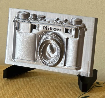 Nikon Quadretto a Rilievo Nikon Serie S – colore Argento Effetto Silk .  14 cm - Immagine 1 di 4