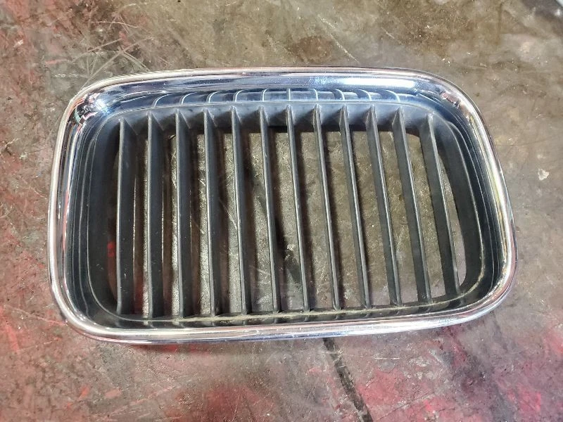 Parrilla superior derecha pasajero para BMW 318i 522978 92-96 Foto 1 de 4