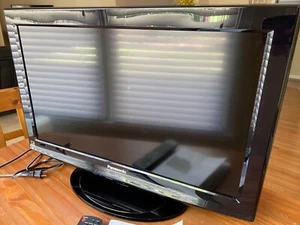 Panasonic Viera 32" TV (TC-L26X1) With Remote & Operating Instructions - Picture 1 of 12