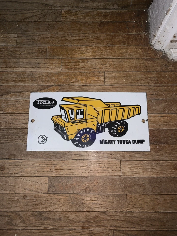 Camión de volteo con letrero de camión Tonka de porcelana Foto 1 de 1