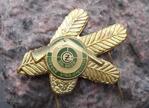 Vintage CZ Weapons Famous Hunting Rifle and Pistol Factory Shotgun Pin Badge - Picture 1 of 2