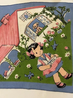 Pañuelo niña saca un plato de comida para pájaros Foto 1 de 2